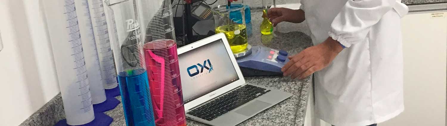 Profissional avaliando dados técnicos para análise de risco